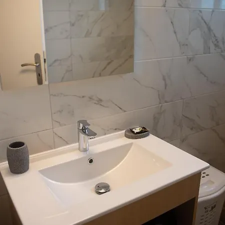 Kostas House * Farai